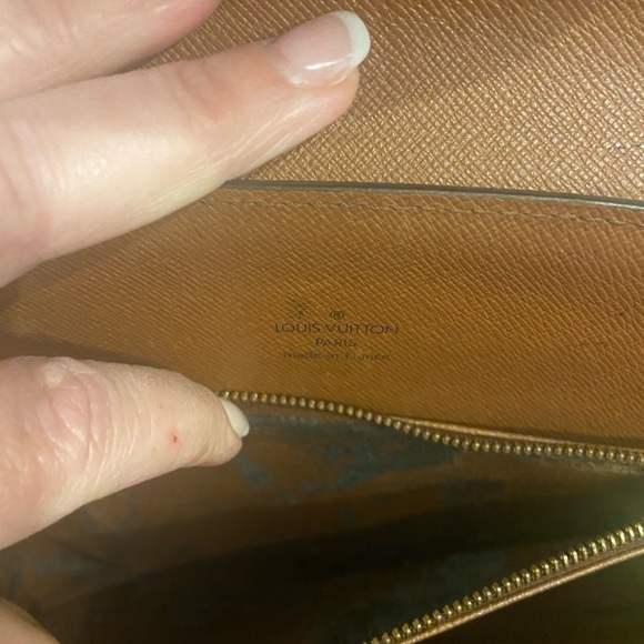 Authentic Louis Vuitton Courcelles Vintage Monogram Canvas Messenger Bag - Picture 13 of 16